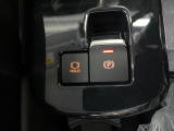 【電動パーキングブレーキ】パーキングブレーキは便利な電動式!ボタン一つで操作でき、アクセルを踏めば自動で解除されます♪レバーやペダルが無いので運転席廻りもすっきりしますね♪