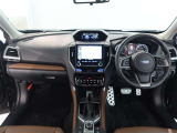 高いホールド性で運転姿勢が安定します。長距離ドライブでも疲れにくいのが魅力です。快適なドライビングライフをお送りください♪