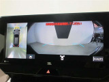 パノラミックビューモニター付きです。車両を上から見たような映像をディスプレイオーディオ画面に表示。運転席からの目視だけでは見にくい、車両周辺の状況をリアルタイムでしっかり確認できます。