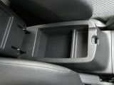 アームレストのふたを開けると小物入れになり、スマホや財布を収納できるため、必要なものをサッと取り出せて便利ですね!またカップホルダーも2つあり、大切な人とのお出かけ時に役立ちますね!