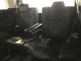 3列目シートは跳ね上げ式で折りたたみ可能です。キャンプ用品など大きな荷物もばっちり収納可能です!