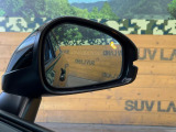 【ブラインドスポットインフォメーション】走行中、ドアミラーの死角になりやすい箇所に後続車が接近するとサイドミラー付近に警告を表示、ドライバーに注意喚起をしてくれます。