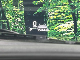 【ヘッドアップディスプレイ】現在の速度や走行情報をデジタル表示で運転席前方のガラスに投影!運転中、目線をずらさず必要な情報を確認できるのでとっても便利で安心!