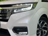 【LEDヘッドライト】悪天候や夜間走行時も良好な視界を確保し安心して運転できる高輝度LEDヘッドライトを装備!点灯速度が早く、消費電力も抑えられています。