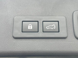 【パワーバックドア】スマートキーや運転席のボタンを押すだけでリアゲートが自動で開閉します!荷物を持っている時や、高い位置にあるバックドアを閉める際に便利な機能です♪