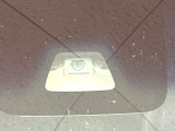 【スマートアシスト】走行中に前方の車両等を認識し、衝突しそうな時は警報とブレーキで衝突回避と被害軽減をアシスト。より安全にドライブをお楽しみいただけます。