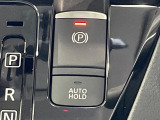 【電動パーキングブレーキ】パーキングブレーキは便利な電動式!ボタン一つで操作でき、アクセルを踏めば自動で解除されます♪レバーやペダルが無いので運転席廻りもすっきりしますね♪