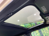 【ガラスルーフ】ガラスルーフ搭載で車内の解放感が一気にアップ!開放的なドライブをお楽しみいただけます。
