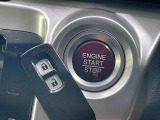 【Hondaスマートキー】カバンやポケットに入れたままでもドアの施錠・解錠が可能なスマートキーを装備。エンジンのオン・オフ時もカギを取り出す必要が無いからとっても便利です♪