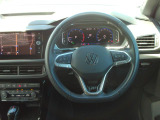 Volkswagen全車共通の上質な本革を使用した手触りのしっとりとしたステアリングです。唯一素肌が触れるハンドルは上位モデルと同じ握り心地になっております。