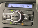 【オートエアコン】一度お好みの温度に設定すれば、車内の温度を検知し風量や温度を自動で調整。暑い&hellip;寒い&hellip;と何度もスイッチ操作をする必要はありません。快適な車内空間には必須の機能ですね♪