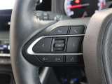 ステアリングスイッチ付き。前方から目を離すことなく操作することが可能です。