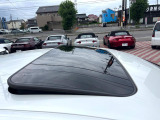 【ムーンルーフ】開放感たっぷりの希少装備、ムーンルーフが装着されています!車内に明かりを取り入れたり景色を楽しむ以外にも、車内の空気も簡単に換気できて快適です!