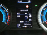 カメラで速度標識や、道路標識を読み取って、メーター内に表示してくれる機能が付いています。先行車発進お知らせ機能も付いているので、運転中も安心ですね!