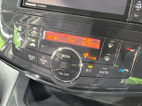 【オートエアコン】一度お好みの温度に設定すれば、車内の温度を検知し風量や温度を自動で調整。暑い&hellip;寒い&hellip;と何度もスイッチ操作をする必要はありません。快適な車内空間には必須の機能ですね♪