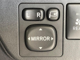 【電動格納ミラー】サイドミラーは電動格納式となっており、狭い駐車場でもキズがつくリスクを抑えられます。