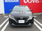 NISSANエンブレムに内蔵されたセンサーで2台前を走る車両を検知し注意を喚起してくれるインテリジェントFCW(前方衝突予測警報)が付いています!高速道路の走行時に前が見えないときなどに役立ちます!