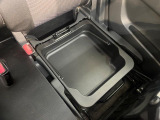 【シートアンダーボックス】シートの下に大容量の収納スペースが備わっており、靴や洗車グッズなど、外から見られたくないものをすっきり収納できて便利!