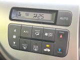 【オートエアコン】一度お好みの温度に設定すれば、車内の温度を検知し風量や温度を自動で調整。暑い&hellip;寒い&hellip;と何度もスイッチ操作をする必要はありません。快適な車内空間には必須の機能ですね♪