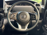 インテリアに合わせたデザインのステアリングは、運転される方のことも考え、運転しやすい形状、大きさです。是非一度、実際に触ってお確かめください。