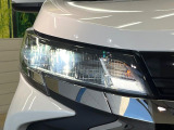 【LEDヘッドライト】悪天候や夜間走行時も良好な視界を確保し安心して運転できる高輝度LEDヘッドライトを装備!点灯速度が早く、消費電力も抑えられています。