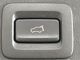 【パワーバックドア】スマートキーや運転席のボタンを押すだけでリアゲートが自動で開閉します!荷物を持っている時や、高い位置にあるバックドアを閉める際に便利な機能です♪