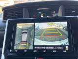 パノラミックビューモニター付きです。車両を上から見たような映像をディスプレイオーディオ画面に表示。運転席からの目視だけでは見にくい、車両周辺の状況をリアルタイムでしっかり確認できます。