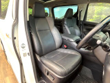 運転席まわりには十分なスペースがあり、大柄な方でもゆったり運転していただける環境です。