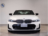 【BMWの伝統-1】BMWの特徴的な&ldquo;キドニーグリル&rdquo;は、80年以上続く伝統の形でございます。変わらないこだわりのデザインが、プレミアムブランド&ldquo;BMW&rdquo;を創り出します。