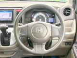 インテリアに合わせたデザインのステアリングは、運転される方のことも考え、運転しやすい形状、大きさです。是非一度、実際に触ってお確かめください。