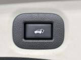 【パワーバックドア】スマートキーや運転席のボタンを押すだけでリアゲートが自動で開閉します!荷物を持っている時や、高い位置にあるバックドアを閉める際に便利な機能です♪