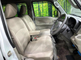 運転席まわりには十分なスペースがあり、大柄な方でもゆったり運転していただける環境です。