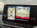 アラウンドビューモニター。上空から見下ろしているかのような映像を映し出して周囲を確認し、スムースな駐車をアシストします。