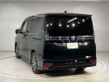 広い展示場にゆったりと展示をしております。ベビーカーでもゆっくりと車をご覧いただけますよ!