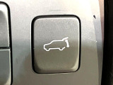 【パワーバックドア】スマートキーや運転席のボタンを押すだけでリアゲートが自動で開閉します!荷物を持っている時や、高い位置にあるバックドアを閉める際に便利な機能です♪