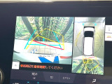 【パノラミックビューモニター】専用のカメラにより、上から見下ろしたような視点で360度クルマの周囲を確認することができます☆死角部分も確認しやすく、狭い場所での切り返しや駐車もスムーズに行えます。