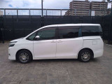 両側パワースライドドア付きだから、狭い駐車スペースなどでの 乗り降りラクラク!小さなお子さまのいるご家庭には嬉しい装備。