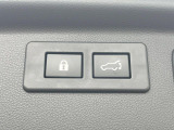 【パワーバックドア】スマートキーや運転席のボタンを押すだけでリアゲートが自動で開閉します!荷物を持っている時や、高い位置にあるバックドアを閉める際に便利な機能です♪