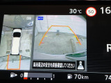 【アラウンドビューモニター】専用のカメラにより、上から見下ろしたような視点で360度クルマの周囲を確認することができます☆死角部分も確認しやすく、狭い場所での切り返しや駐車もスムーズに行えます。