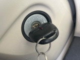 【キーレス】少し離れた場所からでもボタン一つでドアの開錠・施錠ができるのでとっても便利!ドアの鍵穴周りに傷をつけることもありません♪