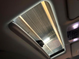 【サンルーフ】開放感たっぷりの希少装備、サンルーフが装着されています!車内に明かりを取り入れたり景色を楽しむ以外にも、車内の空気も簡単に換気できて快適です!