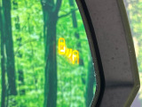 【ブラインドスポットモニター】走行中、ドアミラーの死角になりやすい箇所に後続車が接近するとサイドミラーのレンズに警告を表示!ドライバーに注意喚起をしてくれます。