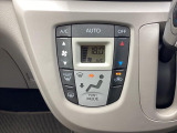 【オートエアコン】一度お好みの温度に設定すれば、車内の温度を検知し風量や温度を自動で調整。暑い&hellip;寒い&hellip;と何度もスイッチ操作をする必要はありません。快適な車内空間には必須の機能ですね♪