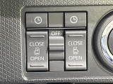 【両側パワースライドドア】スマートキーや運転席のスイッチで後席両側スライドドアの開閉が可能♪電動だから力を入れてドアを開ける必要が無く、小さなお子様でも簡単に開け閉めでき快適です♪