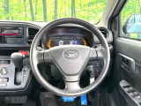 インテリアに合わせたデザインのステアリングは、運転される方のことも考え、運転しやすい形状、大きさです。是非一度、実際に触ってお確かめください。