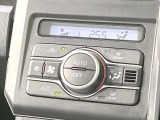 【オートエアコン】一度お好みの温度に設定すれば、車内の温度を検知し風量や温度を自動で調整。暑い&hellip;寒い&hellip;と何度もスイッチ操作をする必要はありません。快適な車内空間には必須の機能ですね♪