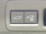 【パワーバックドア】スマートキーや運転席のボタンを押すだけでリアゲートが自動で開閉します!荷物を持っている時や、高い位置にあるバックドアを閉める際に便利な機能です♪
