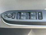 【パワーウインドウ】運転席のスイッチで、各席の窓ガラスの開閉ができます。あると便利ですよね。