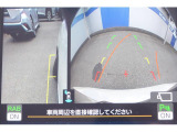 バックギアに入れるとバックカメラの映像がナビに映ります。障害物までの距離もわかりやすいです。