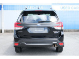 後退時にはバックカメラとセンサーがドライバーをアシスト。車庫入れが不安な方も安心です。